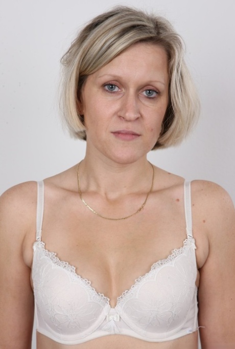 成熟的女人在脱去所有的衣服后，交叉她的腿