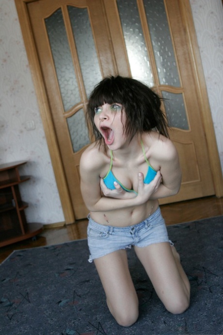 Cute teen Kaira 18 sticks out her tongue while crawling on floor in the nude - pornpics.de