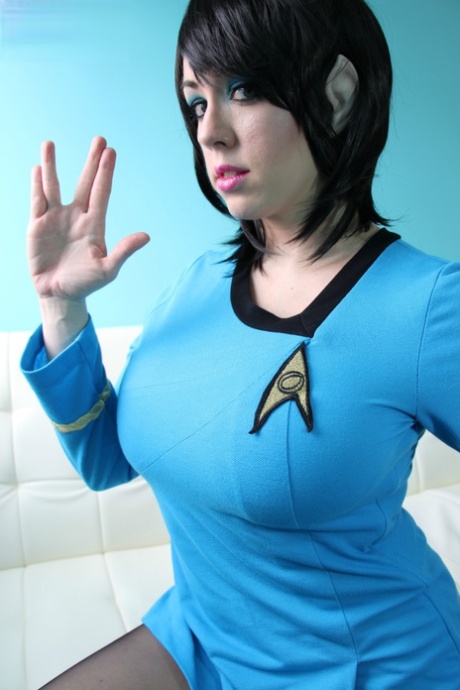 Cosplay chick Kayla Kiss gives a busty Star Trek performance with pasties - pornpics.de