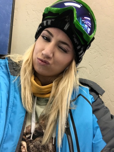 克里斯汀-斯科特（Kristen Scott）和塞拉-妮可（Sierra Nicole）在滑雪板上滑雪时戴上滑雪面罩