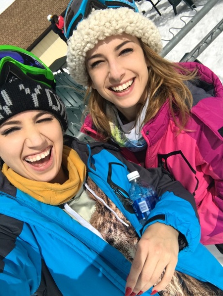 克里斯汀-斯科特（Kristen Scott）和塞拉-妮可（Sierra Nicole）在滑雪板上滑雪时戴上滑雪面罩