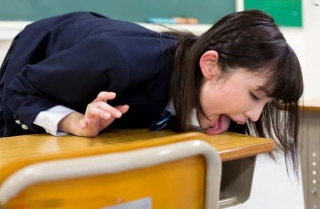 日本女学生在给老师吹箫前舔掉桌子上的女液