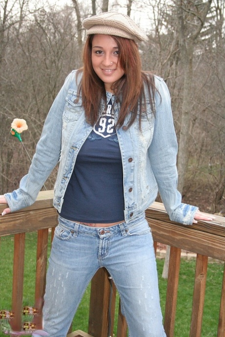 Solo girl Nikki Sims pulls down jeans over panties in a knitted capon deck - pornpics.de