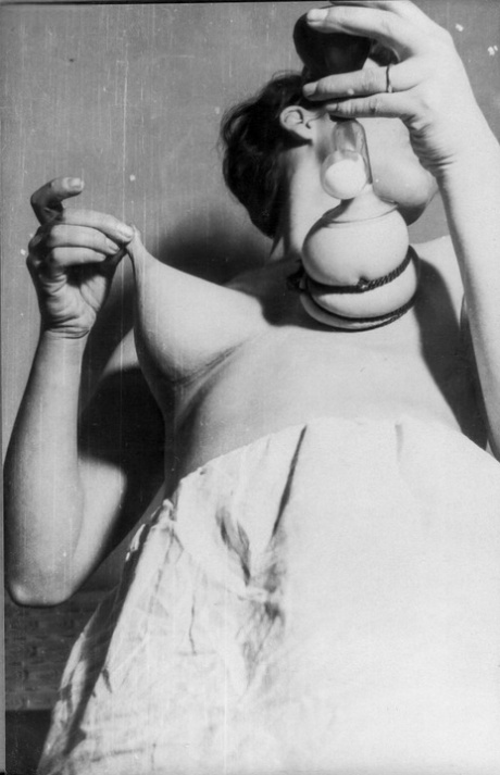 丰满的模特在复古的BDSM课程中被捆绑和挤奶的巨乳