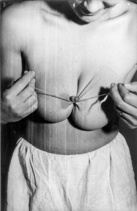 丰满的模特在复古的BDSM课程中被捆绑和挤奶的巨乳