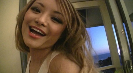 亚洲 MILF Tila Tequila 在挑逗性 POV 游戏中吸吮男人的手指