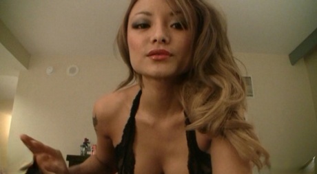 亚洲 MILF Tila Tequila 在挑逗性 POV 游戏中吸吮男人的手指