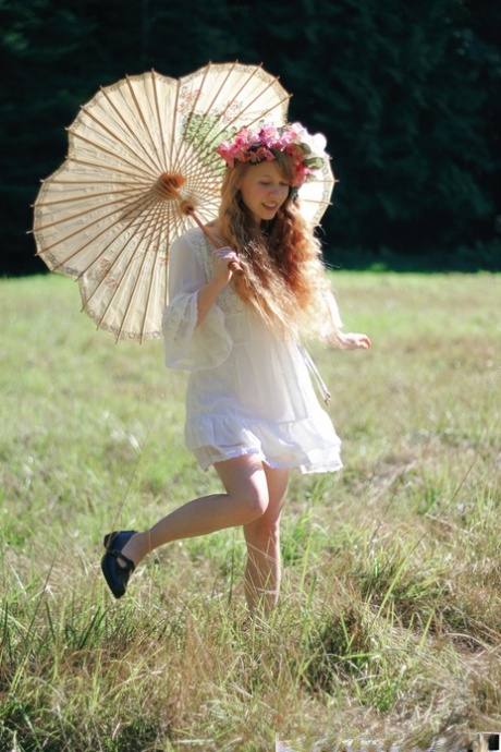 迷人的红发少女多莉-利特尔手持遮阳伞，同时脱光衣服