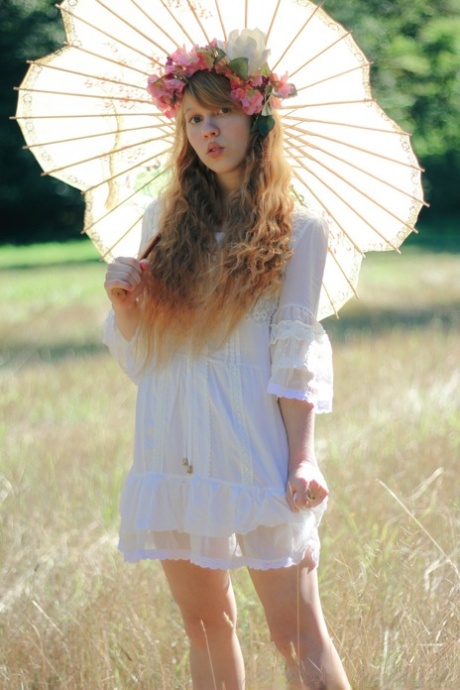 迷人的红发少女多莉-利特尔手持遮阳伞，同时脱光衣服