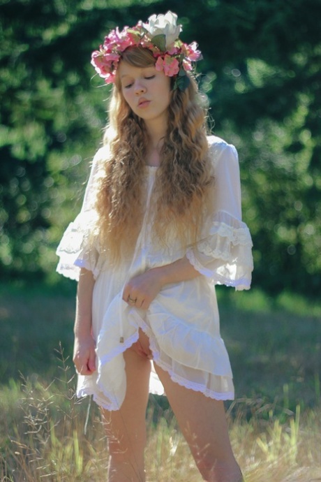 迷人的红发少女多莉-利特尔手持遮阳伞，同时脱光衣服
