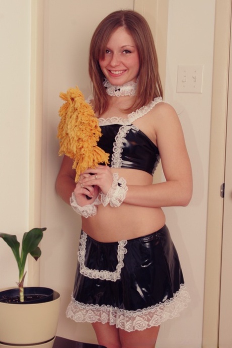 可爱的女孩Cookie从调皮的女仆制服中解放了她的小奶子和阴部