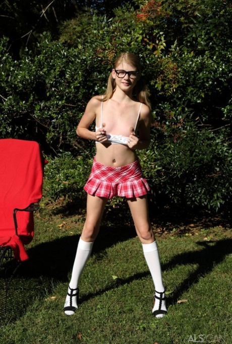 Kinky nerd Hannah Hays works a massive dildo into her twat in the yard - pornpics.de