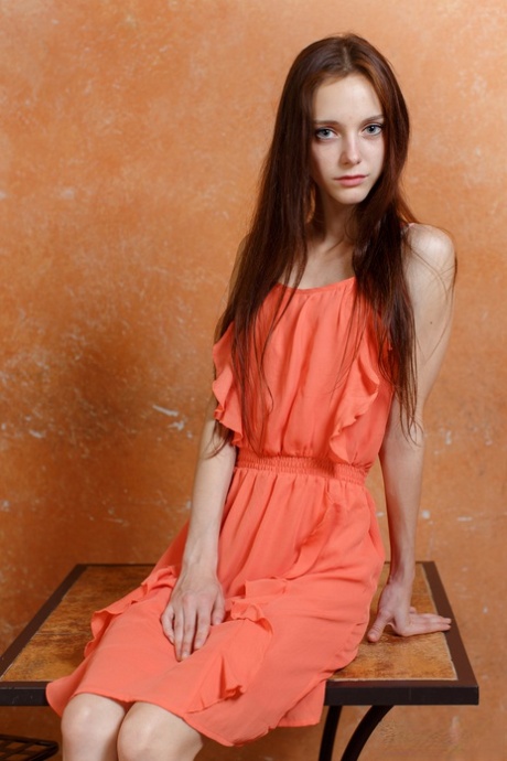 非常瘦的女孩拉帕脱掉衣服，露出她那瘦小的屁股和阴部