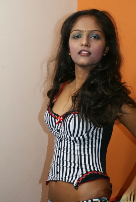 Indian solo girl looses her perky tits from sexy lingerie during solo action - pornpics.de