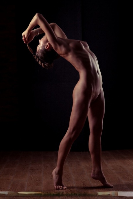 Flexibles Solo-Girl Natalia E zeigt ihren perfekten Arsch auf verführerische Art und Weise