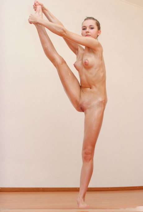 Flexible girl Ladislava shows off her naked beauty with a lite coating of oil - pornpics.de