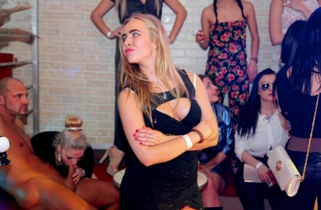 参加派对的女孩为脱衣舞男口交，有些女孩还被上了