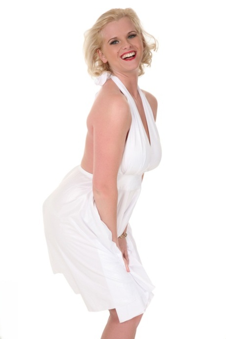 Busty blonde Marilyn Monroe lookalike crosses her bare legs after she's naked - pornpics.de