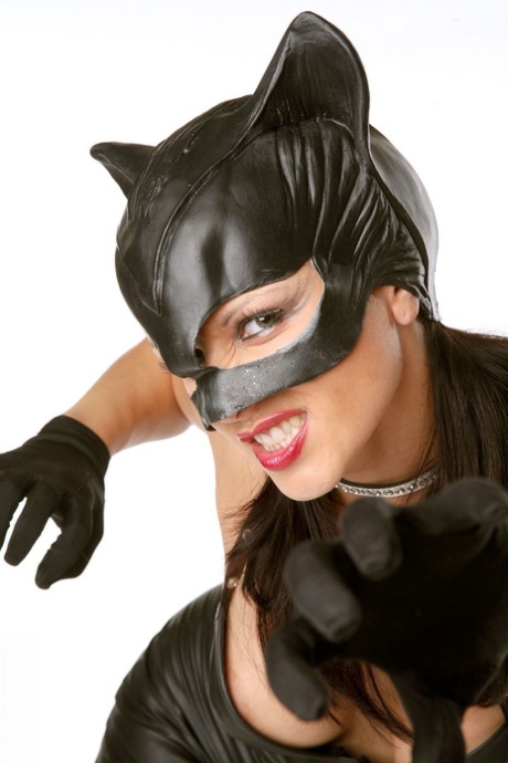 性感COSPLAY MILF Katty穿上皮革猫衣，戴上手套张开阴唇