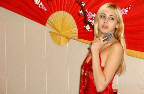 金发甜美少女手持麦克风时脱掉睡衣全裸出镜