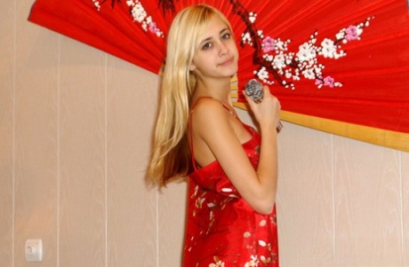 金发甜美少女手持麦克风时脱掉睡衣全裸出镜