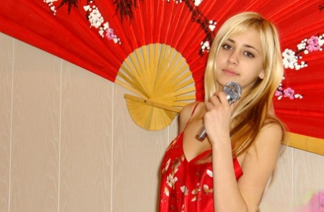 金发甜美少女手持麦克风时脱掉睡衣全裸出镜