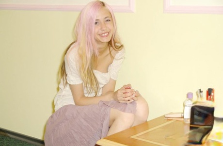 美丽的少女拿着小巧的镜子化妆