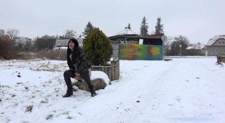 白人女孩埃斯佩兰萨在白雪覆盖的地面上小便