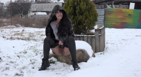 白人女孩埃斯佩兰萨在白雪覆盖的地面上小便