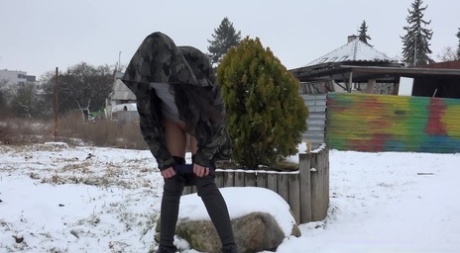 白人女孩埃斯佩兰萨在白雪覆盖的地面上小便