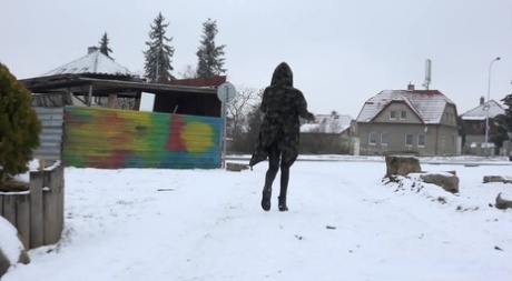 白人女孩埃斯佩兰萨在白雪覆盖的地面上小便