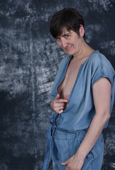 Ugly brunette amateur undressing to flaunt her small mature saggy boobs - pornpics.de