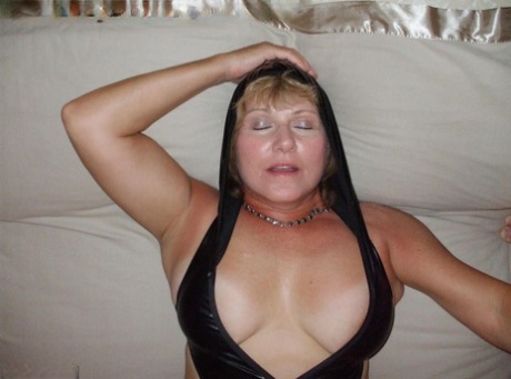 Chubby older woman Busty Bliss shows her pretty feet and boobs in latex attire - pornpics.de