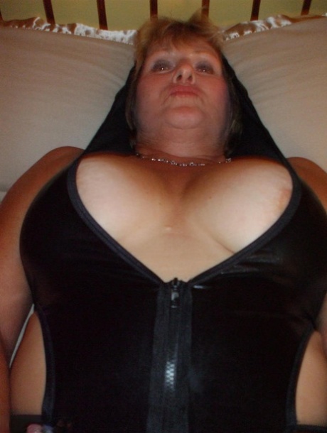 Chubby older woman Busty Bliss shows her pretty feet and boobs in latex attire - pornpics.de