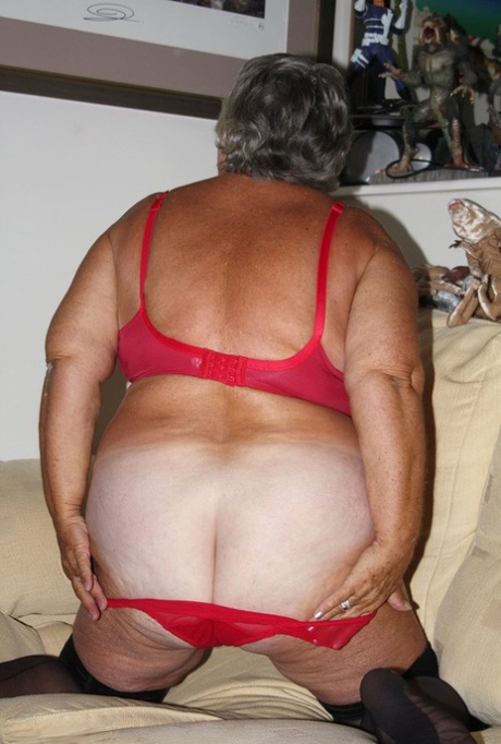 Morbidly obese nan Grandma Libby licks a nipple before spreading her cunt - pornpics.de