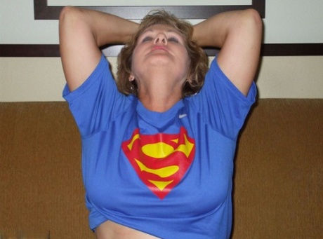 Older amateur Busty Bliss looses her big tits from a Superman T-shirt - pornpics.de
