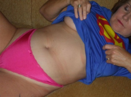 Older amateur Busty Bliss looses her big tits from a Superman T-shirt - pornpics.de