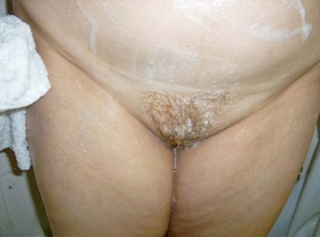英国业余爱好者 Curvy Claire 在淋浴中清洗超重的身体
