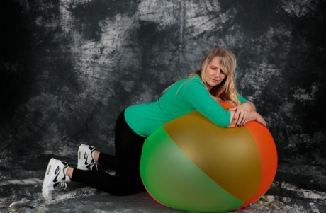 Blonde amateur Sweet Susi gets totally naked on top of a bouncy ball - pornpics.de
