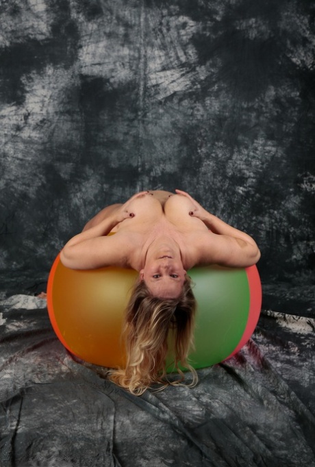 Blonde amateur Sweet Susi gets totally naked on top of a bouncy ball - pornpics.de