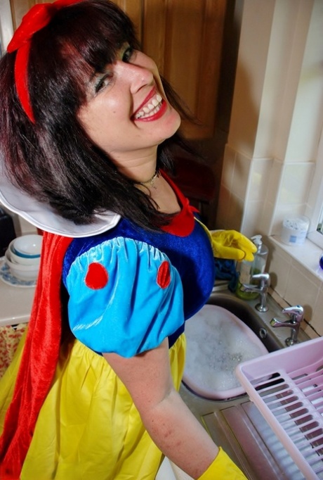 英国业余选手 Juicey Janey 将自己的大屁股和翘臀从 cosplay 装束中解放出来