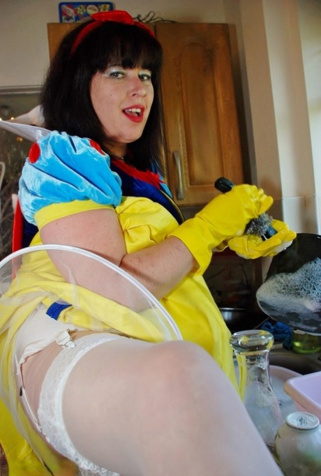英国业余选手 Juicey Janey 将自己的大屁股和翘臀从 cosplay 装束中解放出来
