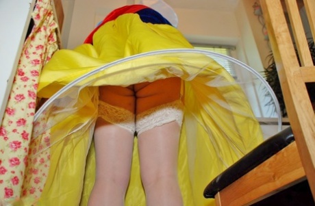 英国业余选手 Juicey Janey 将自己的大屁股和翘臀从 cosplay 装束中解放出来
