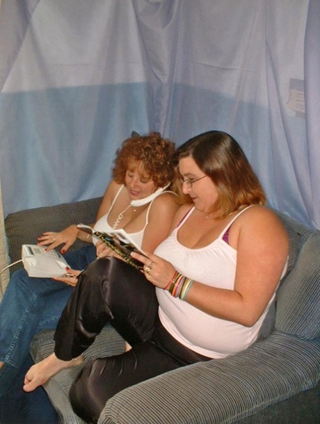 Plump UK redhead Curvy Claire & her BBW girlfriend play with each others juggs - pornpics.de