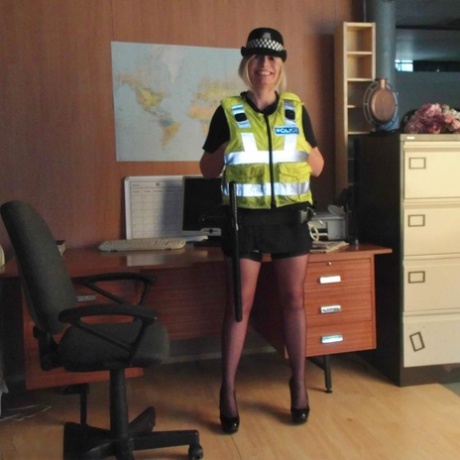 英国成熟女警巴比-荡妇将乳房从制服中解放出来