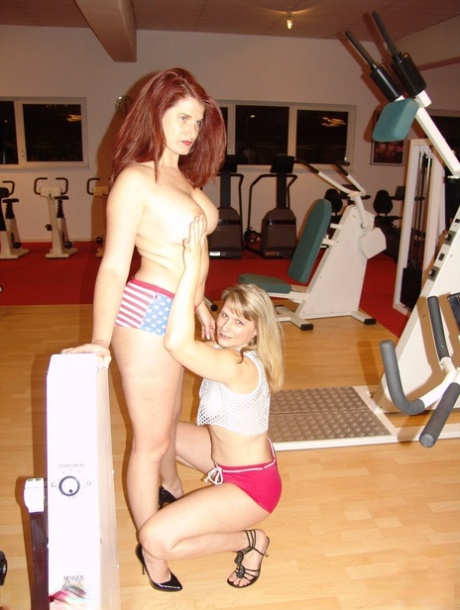 Blonde amateur Sweet Susi & her lesbian girlfriend go topless on gym equipment - pornpics.de