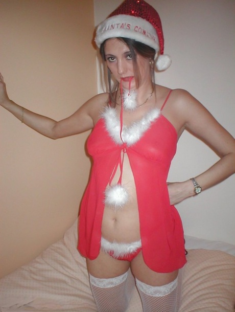 Amateur woman Juicy Jo pauses for a smoke while taking off her Xmas outfit - pornpics.de