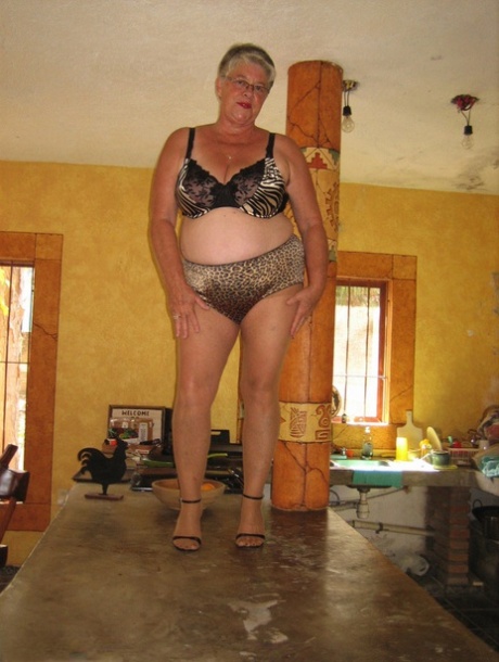 Fat oma Girdle Goddess 在厨房的一个小岛上将条纹裤袜晒成棕褐色