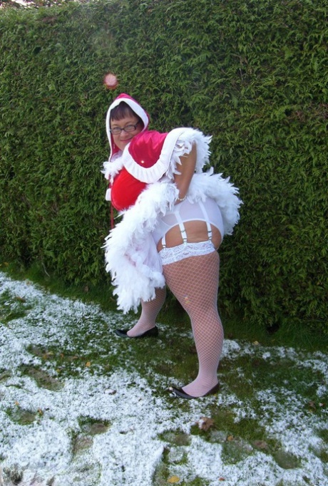 Fat amateur Warm Sweet Honey engages in outdoor lesbian sex at Christmas