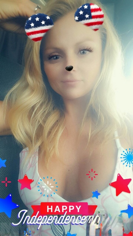 金发碧眼的MILF Madden用愚蠢的耳朵和鼻子拍摄了她的无上自拍
